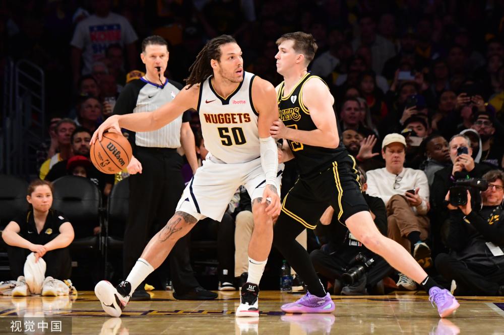 她用半开玩 她用半开玩